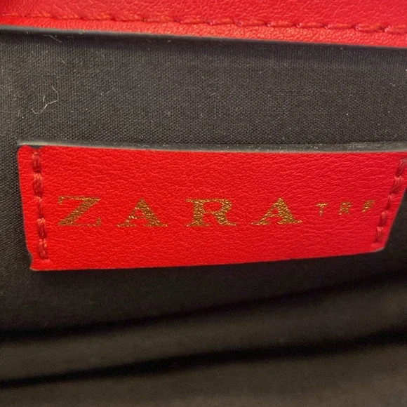 Chic crossbody red Zara bag with gold chain + gold bug detail. - Picture 6 of 7